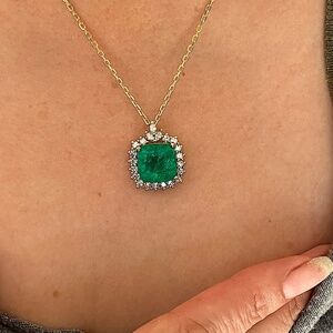 18kt Emerald 10.75ct Diamond Pendant 18kt White Gold Colombian Emerald